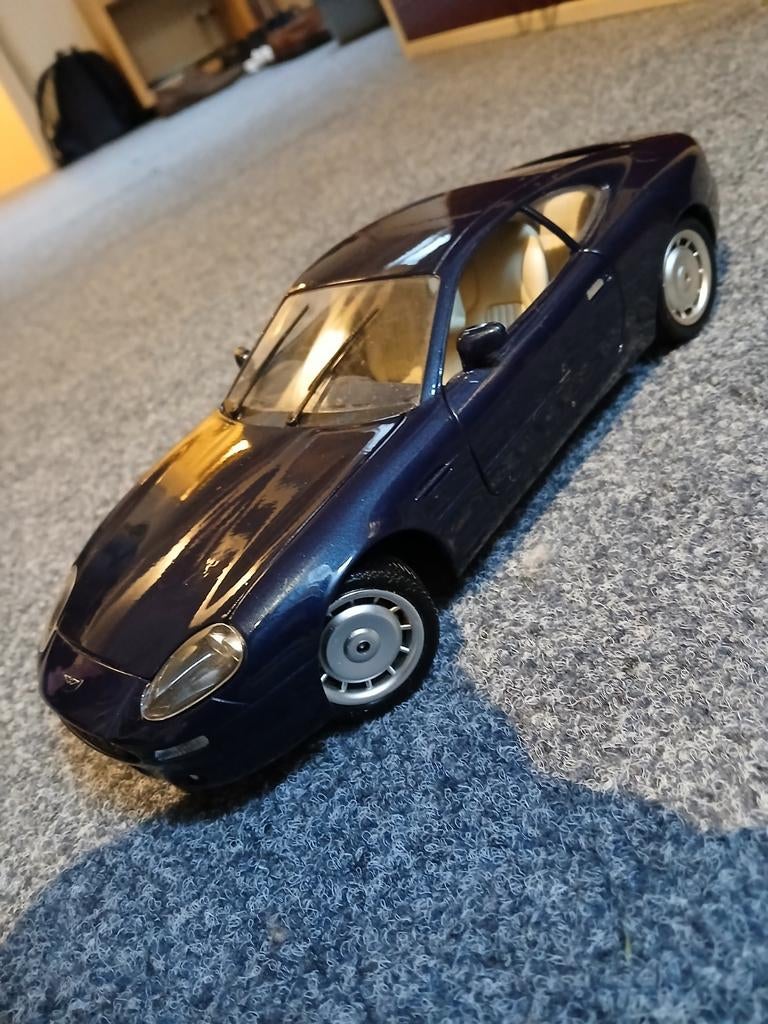Modelauto ASTON MARTIN 1:18, Ophalen, Zo goed als nieuw, Bburago