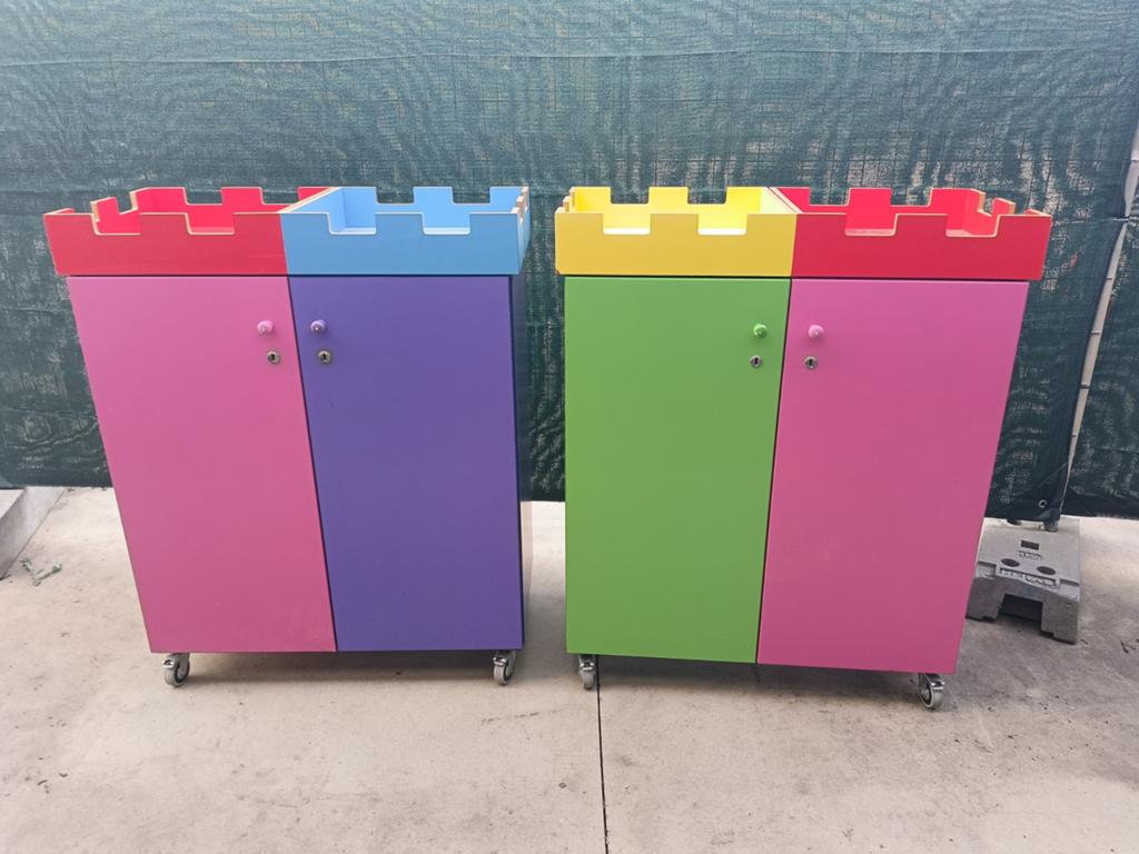 Vrolijke Kasteelkasten op Wieltjes voor Kinderkamer, Ophalen, Gebruikt, Kast