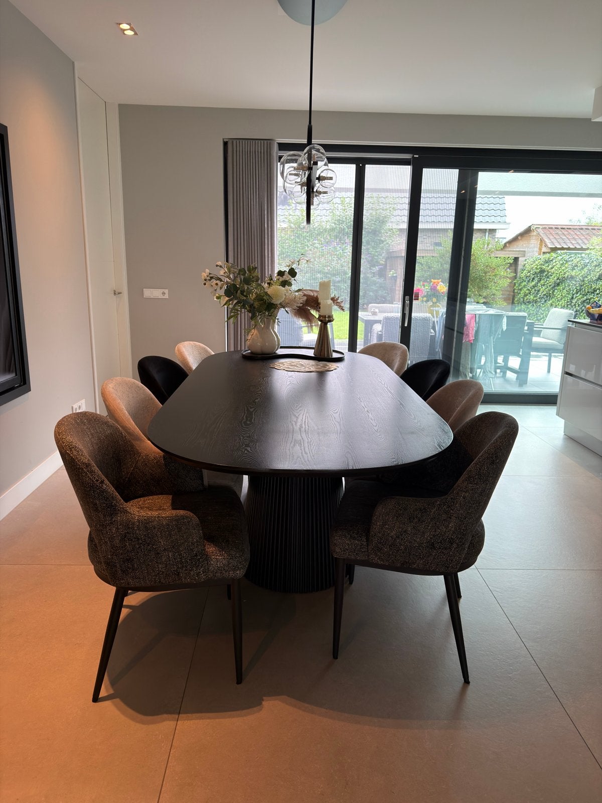 Foto 2 van Moderne ovale eettafel met 8 stoelen - Zo goed als nieuw