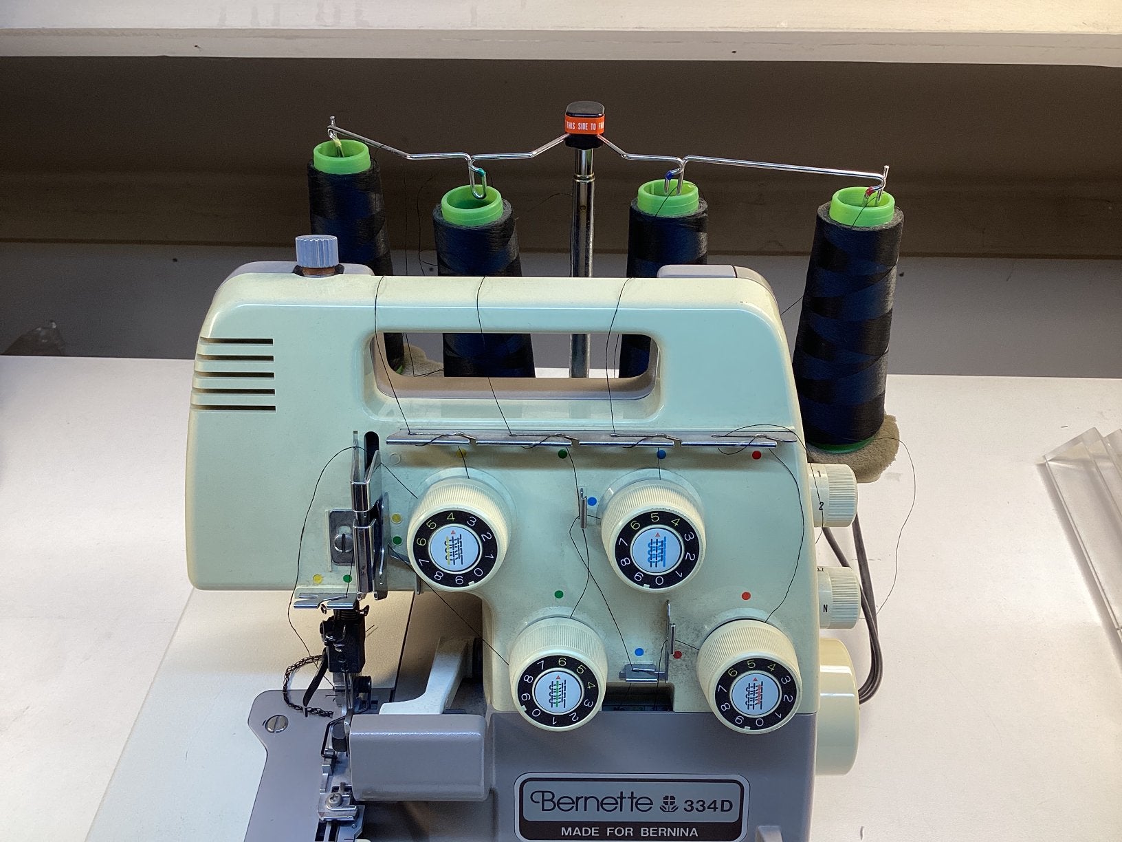 Lock-machine Benette 334D Bernina met handleiding, Ophalen, Zo goed als nieuw, Lockmachine, Bernina