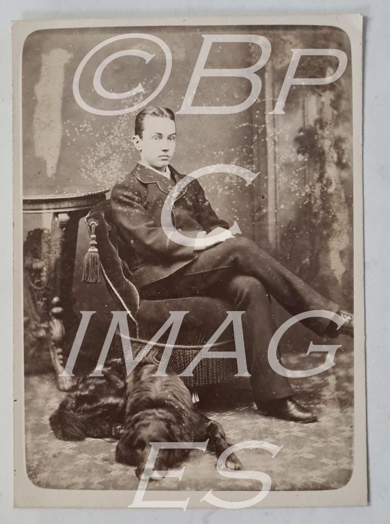 Kabinetfoto jongeman zittend met hond 1880's, Gebruikt, Verzenden, Foto, Voor 1940