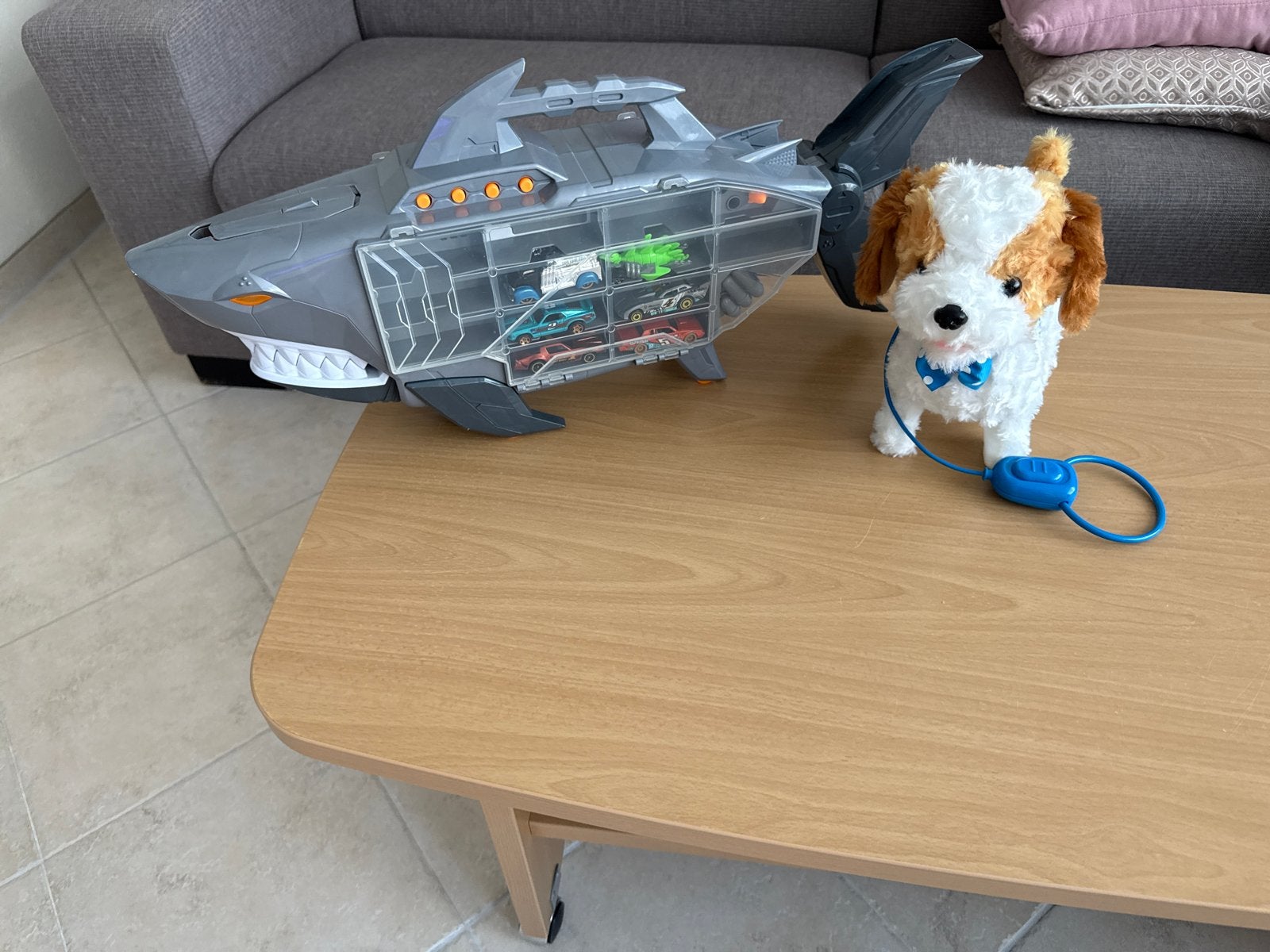 Hot Wheels Haai Transporter met Auto's en Interactieve Hond, Ophalen of Verzenden, Gebruikt, Jongen of Meisje