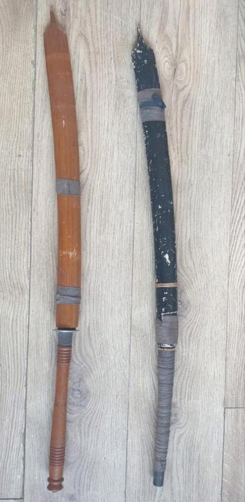 Te Koop 2 antieke zwaarden, Ophalen