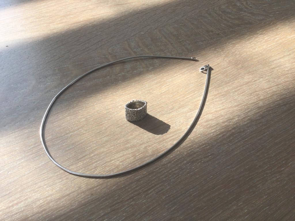 Nico Teaymans zilveren Omega collier met hanger, Met hanger, Ophalen of Verzenden, Zo goed als nieuw, Zilver