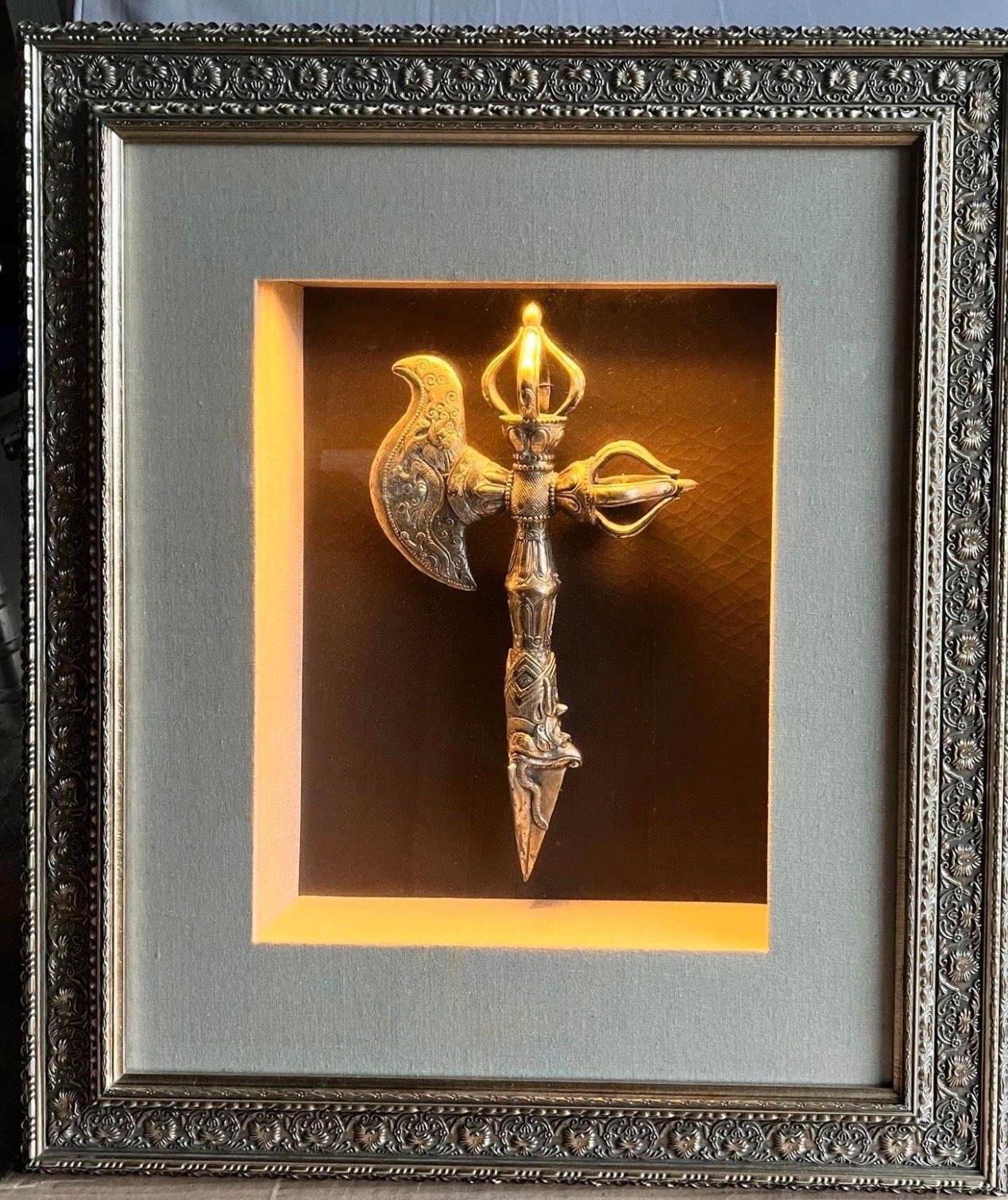 Ingelijste Tibetaanse ceremoniële bijl met verlichting, Antiek en Kunst, Handgemaakt, Wanddecoratie, 20 - 50 cm, Metaal