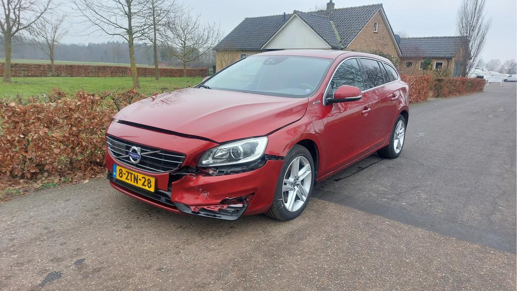Volvo V60 2.4 D6 AWD Plug-In Hybrid Summum CLIMA/NAVI/AUTOMA, Automaat, Wijheseweg 65
8107PJ  BROEKLAND OV, NL, Stationwagon, Pijffers Auto's Raalte