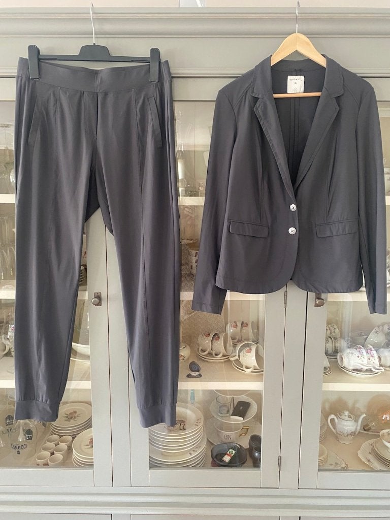 Travelbroek Broek en Jasje Sandwich grijs maat L zgan, Kostuum of Pak, Maat 42/44 (L), Ophalen of Verzenden, Zo goed als nieuw