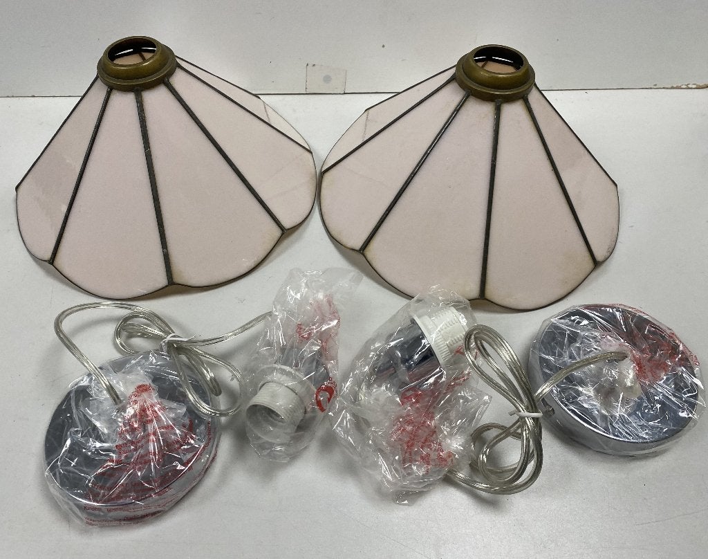 2 Tiffany-like hanglampen, Ophalen, X, 75 cm of meer, Glas