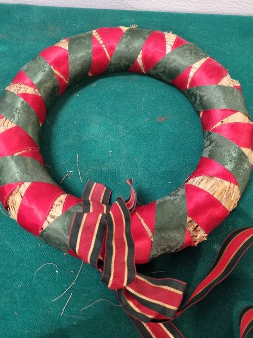 krans met rood groen lint [a582], Diversen, Kerst, Ophalen of Verzenden, 'T Olde Gre-j, Info@toldegrej.nl, Endepoelstraat 20f Didam