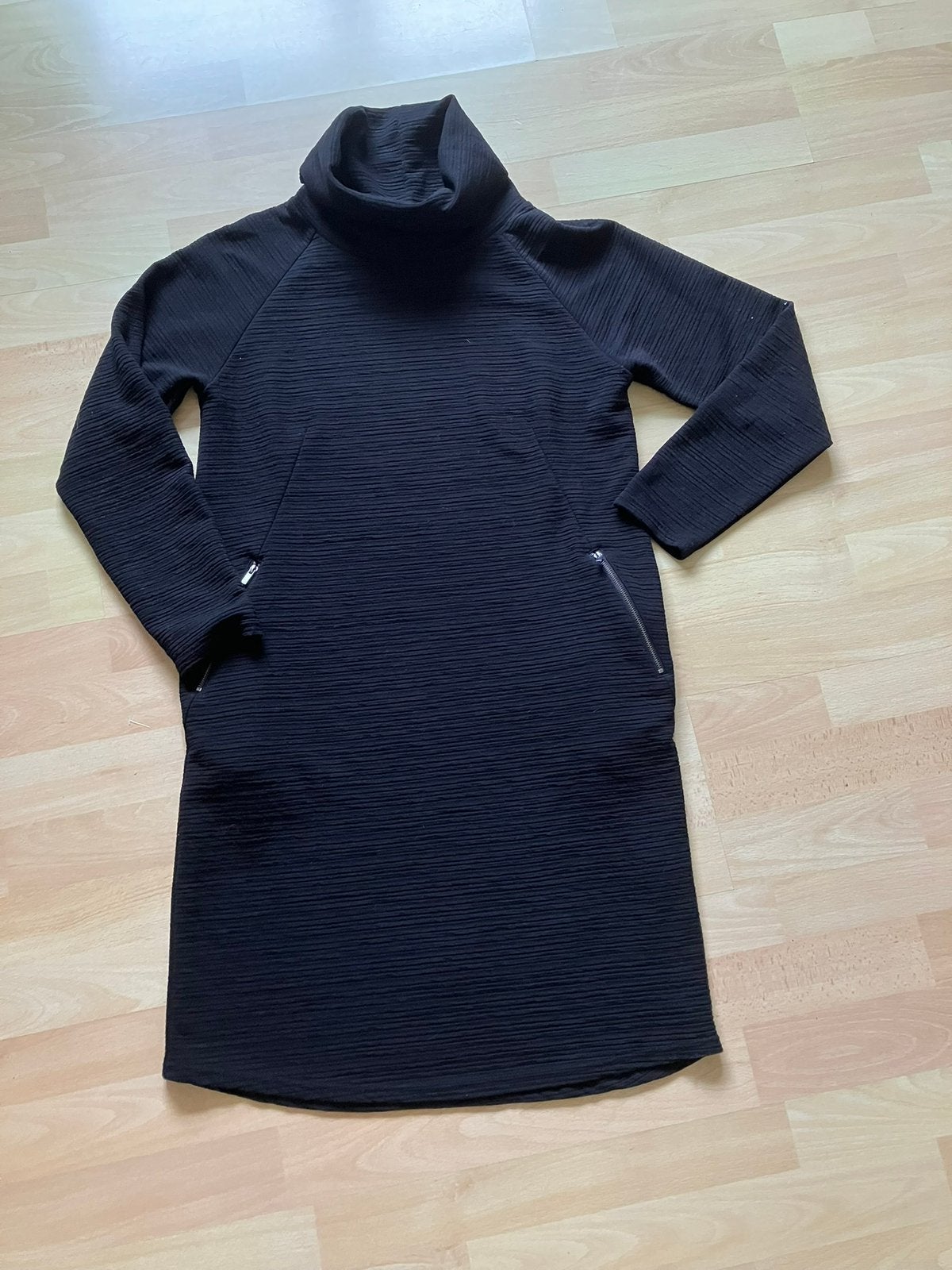 Freequent zwarte jurk met lange mouwen en col mt M izgs, Maat 38/40 (M), Zwart, Ophalen of Verzenden, Knielengte
