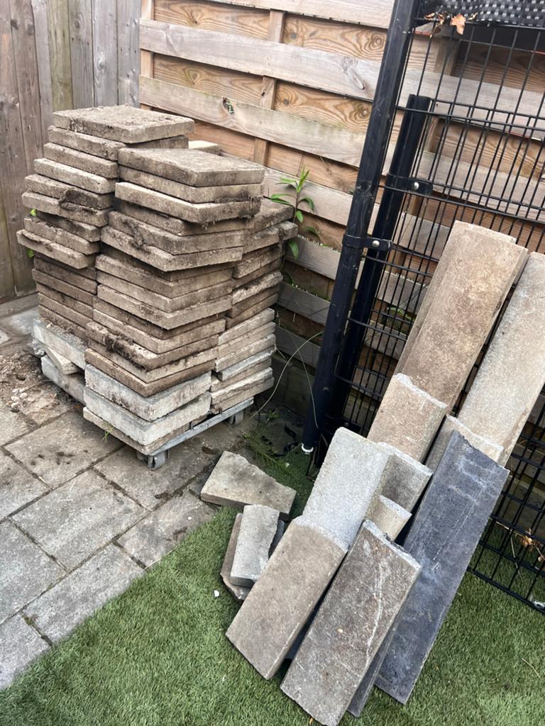 Gratis af te halen tuintegels 30x30 en opsluitbanden, Tuin en Terras, Ophalen, Zo goed als nieuw, 10 m² of meer, Beton