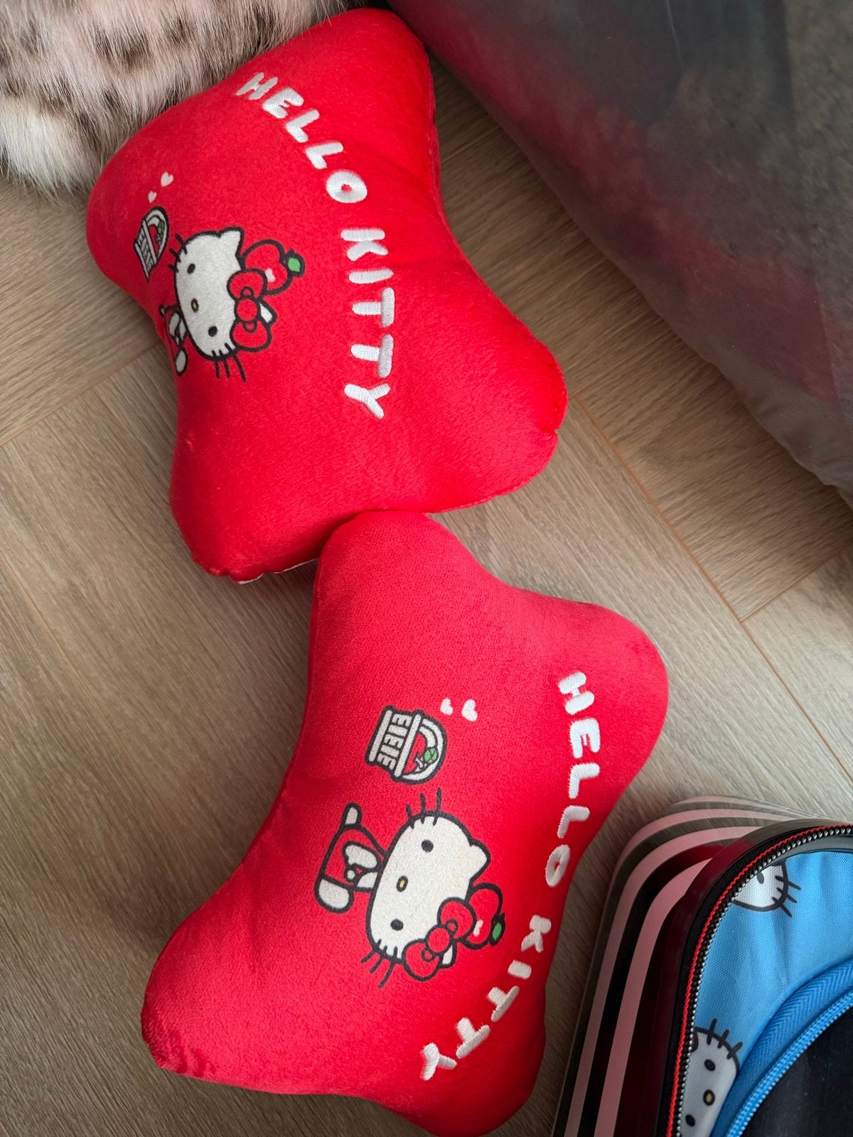 Miniso Hello Kitty auto kussens rood, Auto diversen, Auto-accessoires, Ophalen of Verzenden, Gebruikt