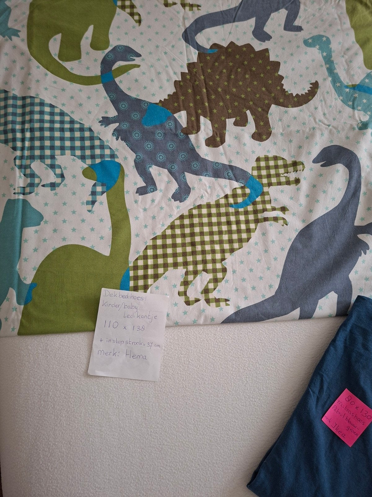Hema dekbedovertrek dino's 110x138 + Ikea hoeslaken 80x130, Meerkleurig, Ledikant, Dekbedovertrek, Ophalen of Verzenden