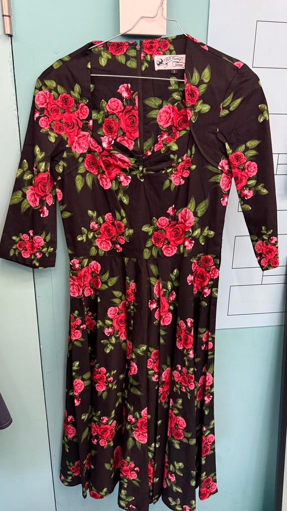 Zwarte jurk met rode rozenprint – maat S – elegante pasvorm, Maat 38/40 (M), YBS, Verzenden, Zwart