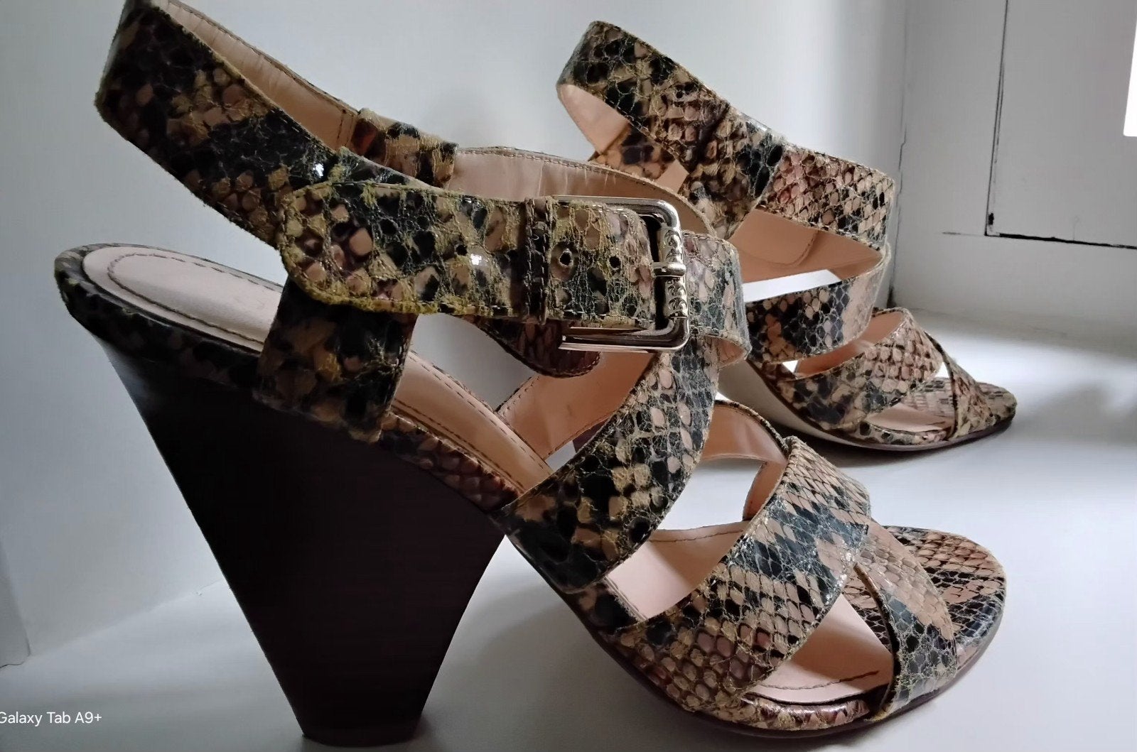 Guess sandalen met slangenprint en sleehak maat 42, Kleding | Dames, Schoenen, Guess, Bruin, Zo goed als nieuw, Sandalen of Muiltjes