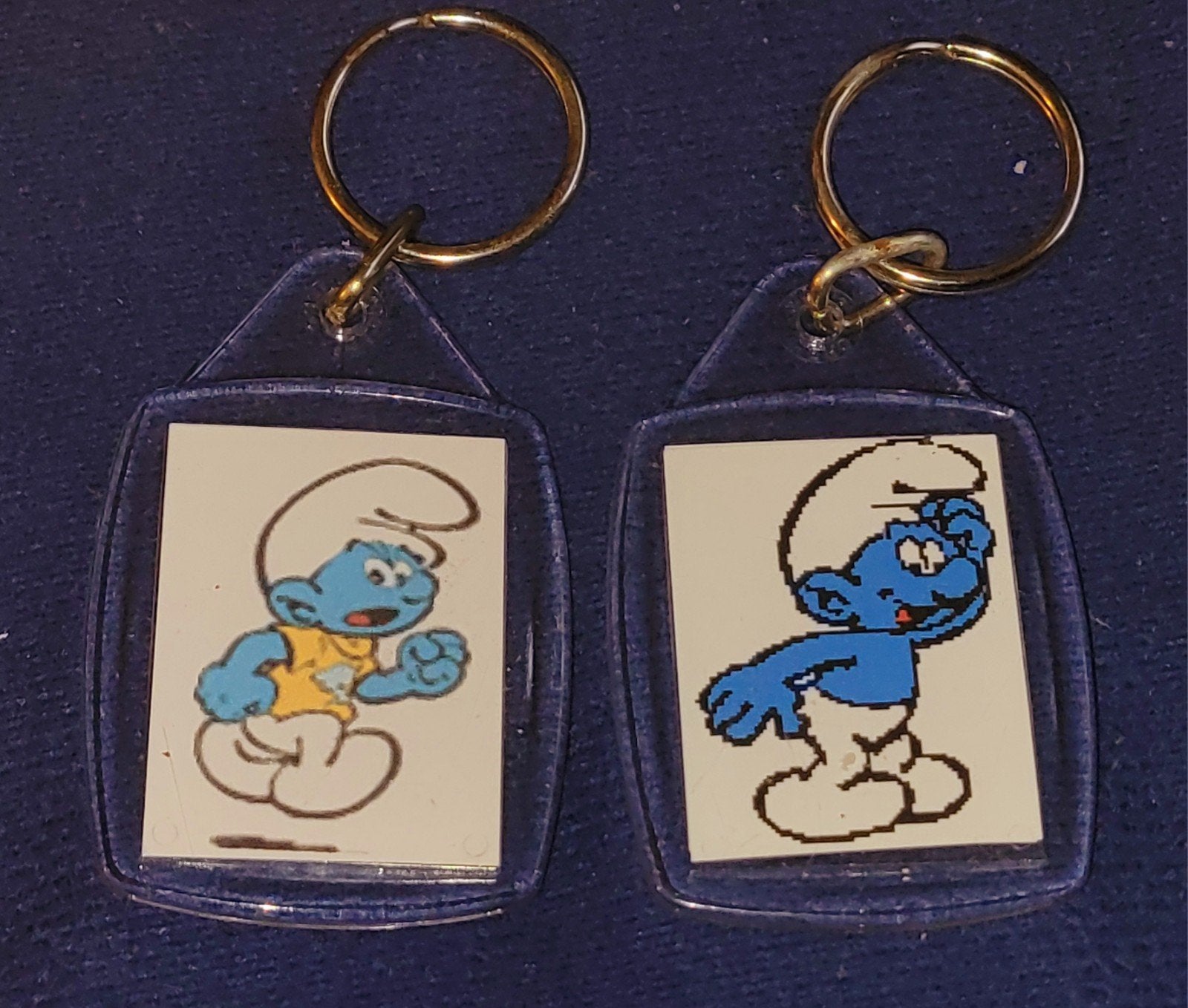 Twee smurfen sleutelhangers met elk twee afbeeldingen, Ophalen of Verzenden, Zo goed als nieuw, Verschillende Smurfen, Overige typen