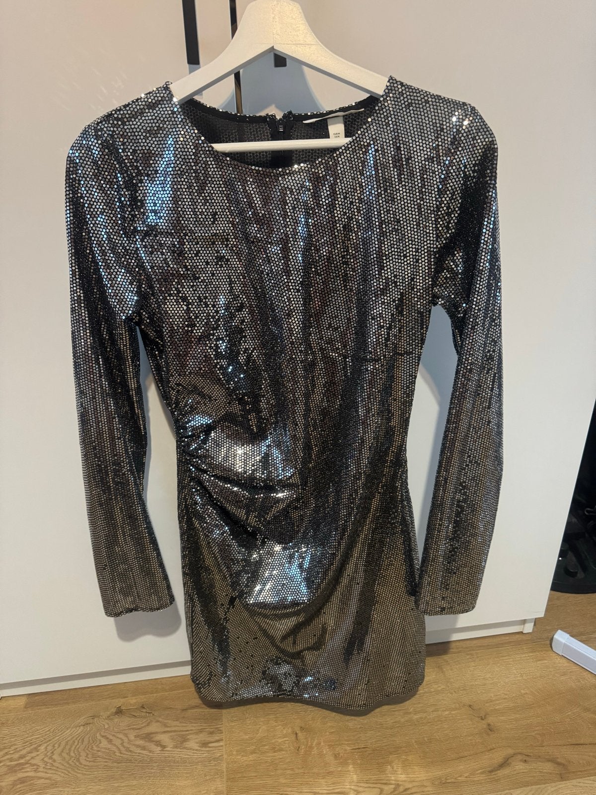 H&M Zilveren pailletten jurk - Maat M, Maat 38/40 (M), Ophalen of Verzenden, Zo goed als nieuw, Boven de knie