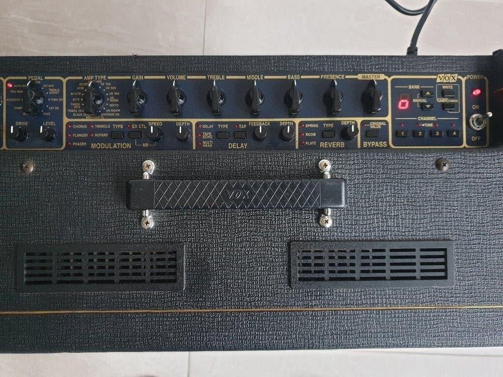 Vox Valvetronix AD120VT - 2x60W Stereo Combo, Muziek en Instrumenten, Ophalen, Zo goed als nieuw, Gitaar, 100 watt of meer