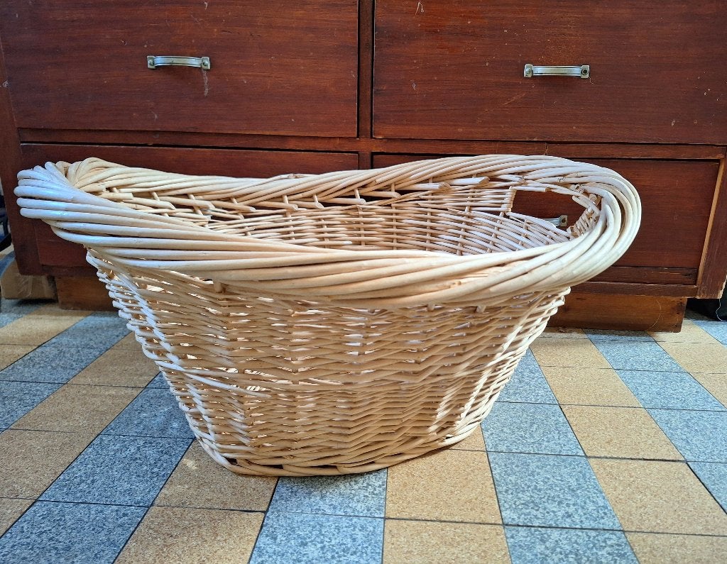 Grote vintage rieten mand, Huis en Inrichting, Woonaccessoires | Schalen en Manden, Ophalen, Zo goed als nieuw, Met hengsel, Riet