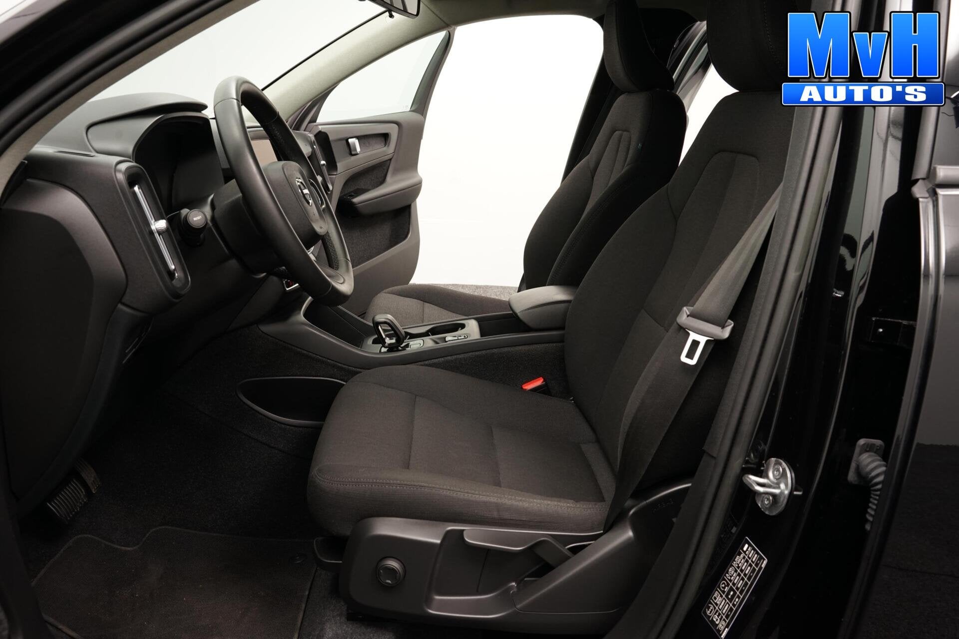 Foto 3 van Volvo XC40 2.0 B3 Essential MHEV|CAM|STOEL/STUUR.VERW|CARPLA