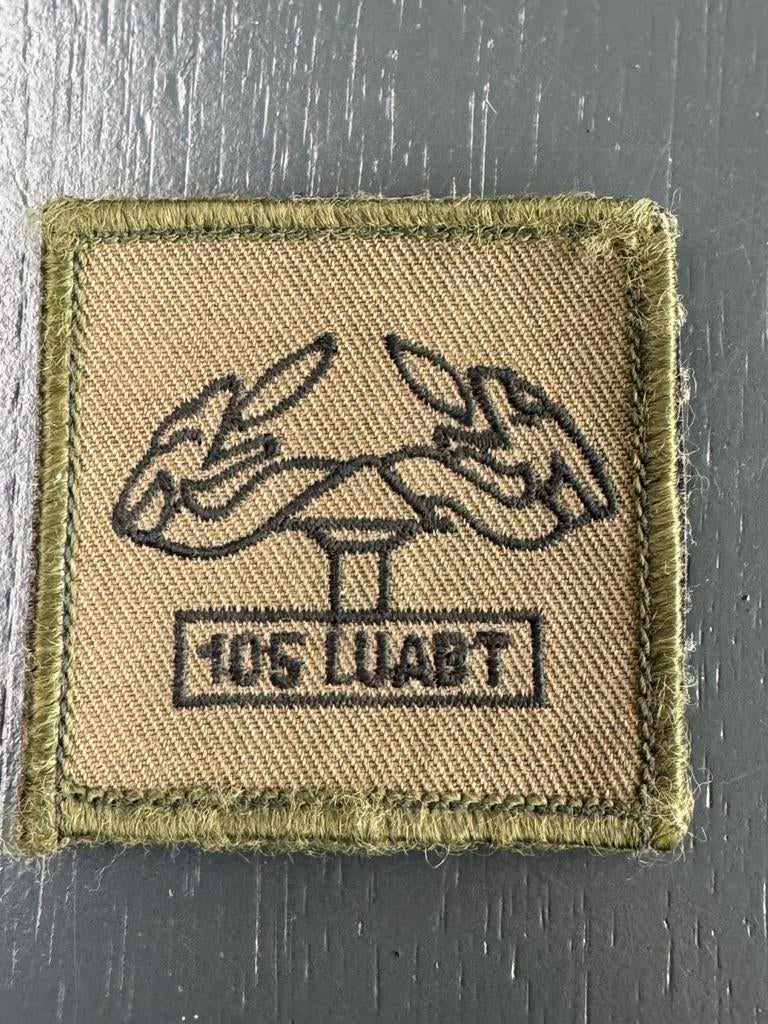 KL borstembleem 105 LUABT, Ophalen of Verzenden, Landmacht, Nederland, Embleem of Badge