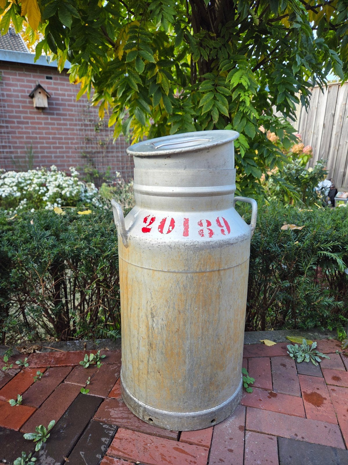 Vintage melkbus met nummer 20139, Ophalen