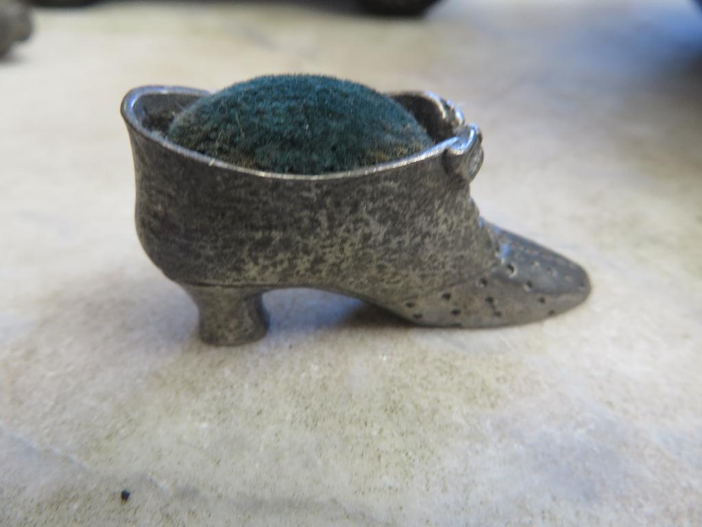 Metalen kleine dames schoen, oud naaigerei, spelden kussen, Ophalen of Verzenden