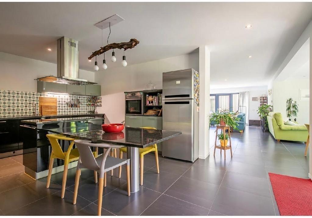 Moderne keuken met kookeiland en inbouwapparatuur, Gebruikt, Hoekkeuken, Graniet of Steen, Ophalen of Verzenden