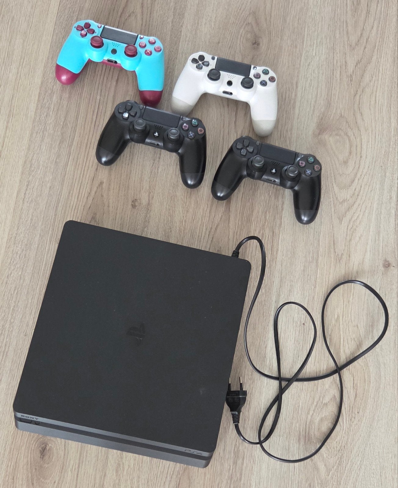 PS4 Slim 1TB met 4 controllers en 2 games, Spelcomputers en Games, Spelcomputers | Sony PlayStation 4, Met games, Ophalen of Verzenden