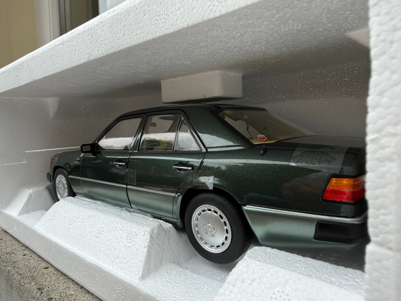 1:18 Mercedes W124 230E Nachtgroen 1990 Norev 183952, Auto, Norev, 70-72 Av. de Bohlen, Vaulx-en-Velin, 69120, France, Norev