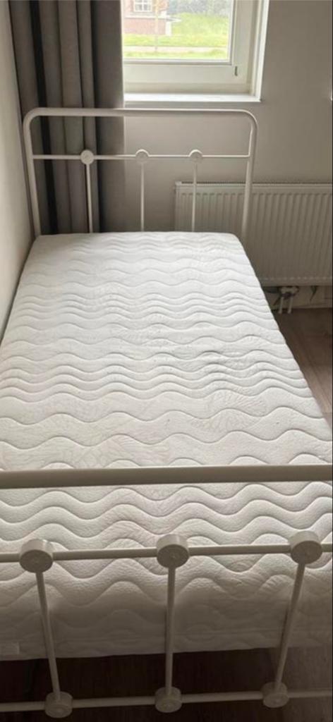 Wit metalen eenpersoonsbed met matras, Ophalen, 90 cm, Eenpersoons, Zo goed als nieuw