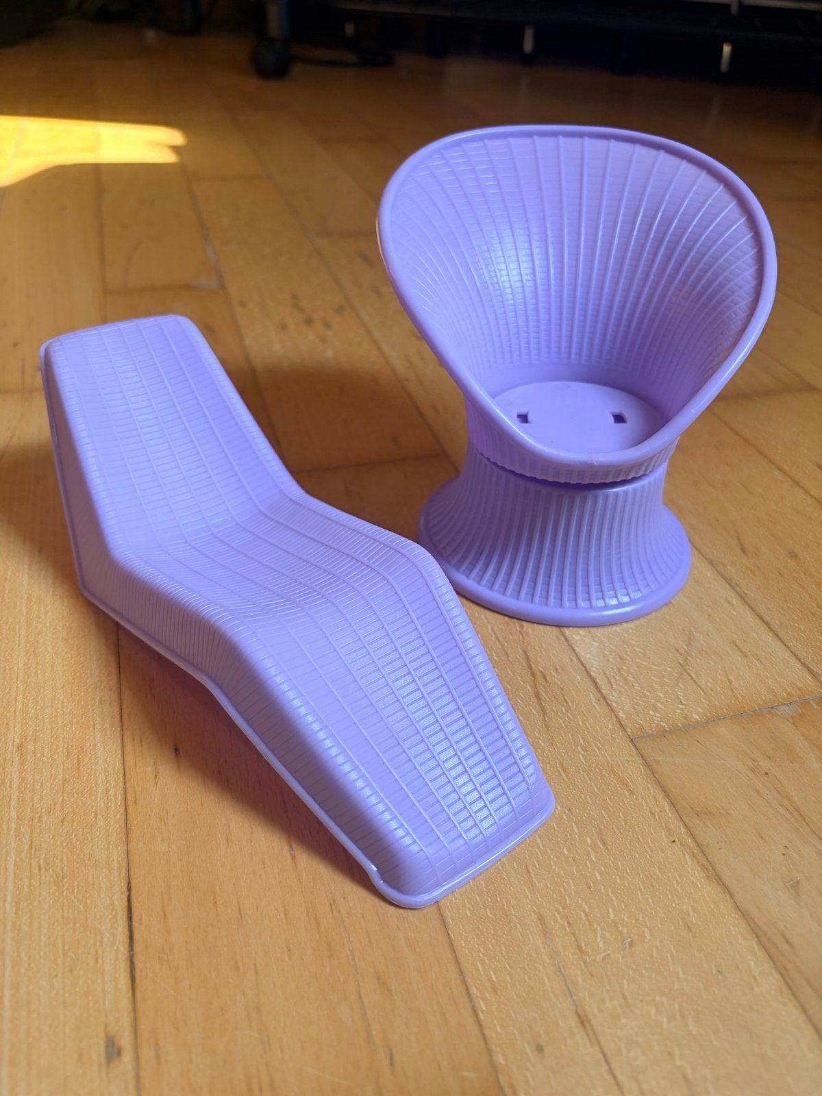 Vintage Barbie meubels: paarse stoel en ligstoel, Kinderen en Baby's, Ophalen of Verzenden, Gebruikt, Barbie