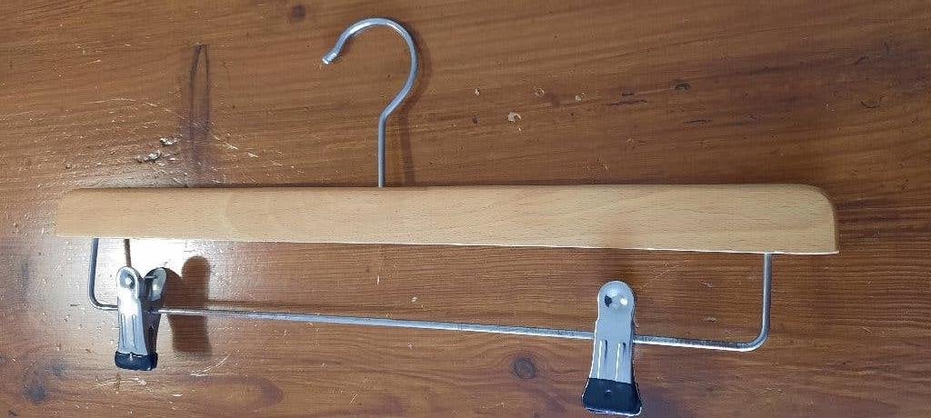houten professionele kledinghangers, aantal 50 - 100 stuks, Kleding | Dames, Ophalen, Zo goed als nieuw, Bindersestraat 31A, 5701 SX Helmond