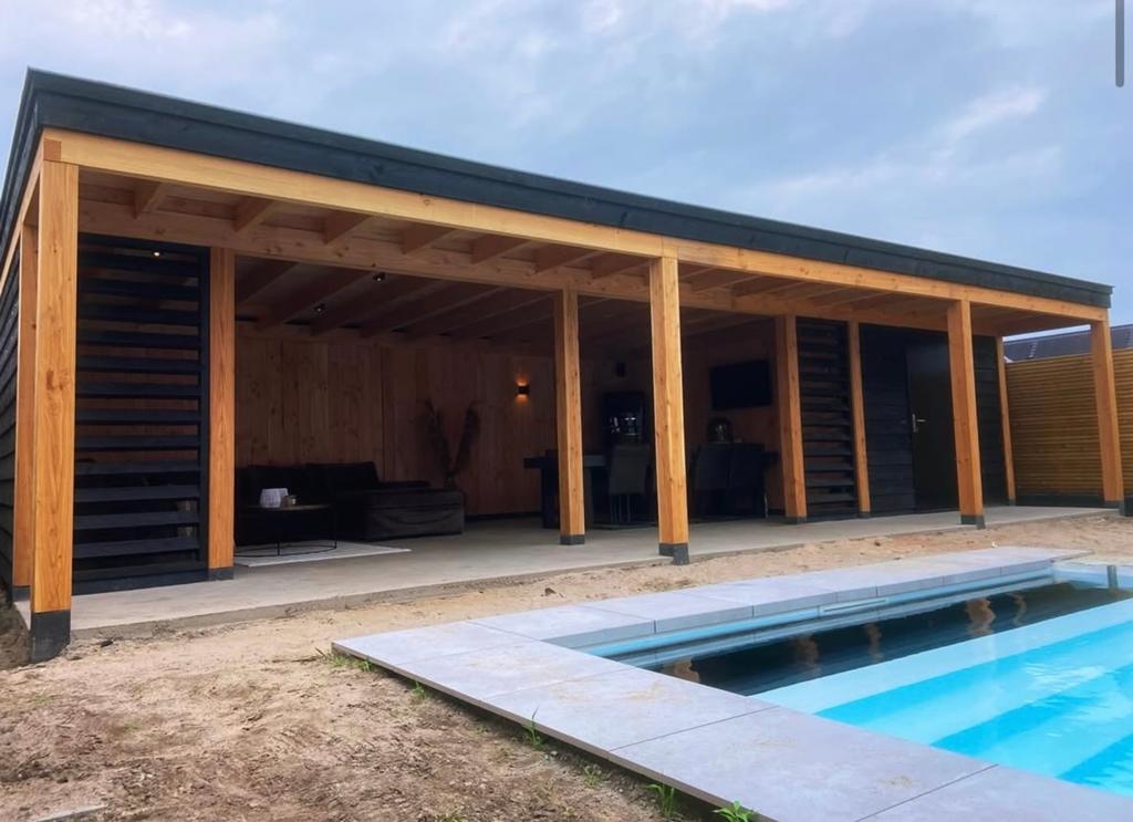 Foto 9 van Luxe Tuinkamer met Overkapping en Glazen Schuifwanden