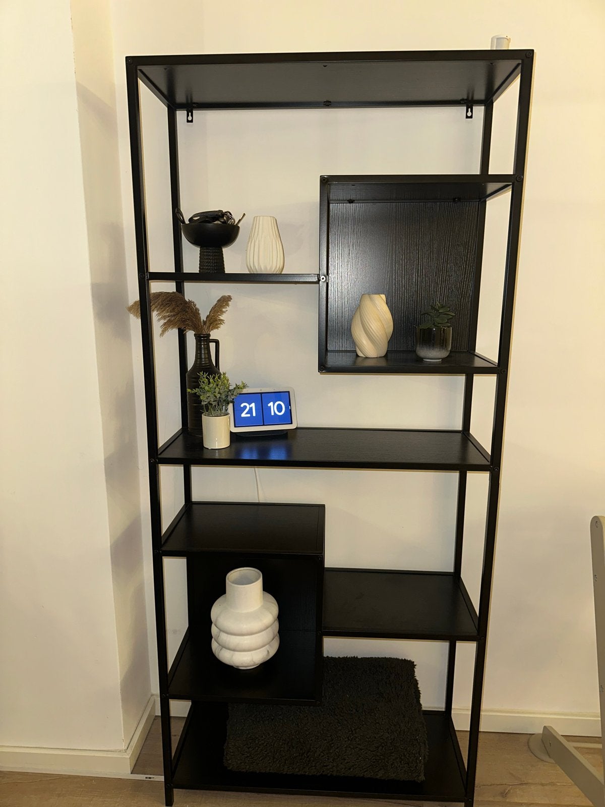 Zwarte wandkast met metalen frame en asymmetrische vakken, Met plank(en), Zo goed als nieuw, Metaal, 150 tot 200 cm