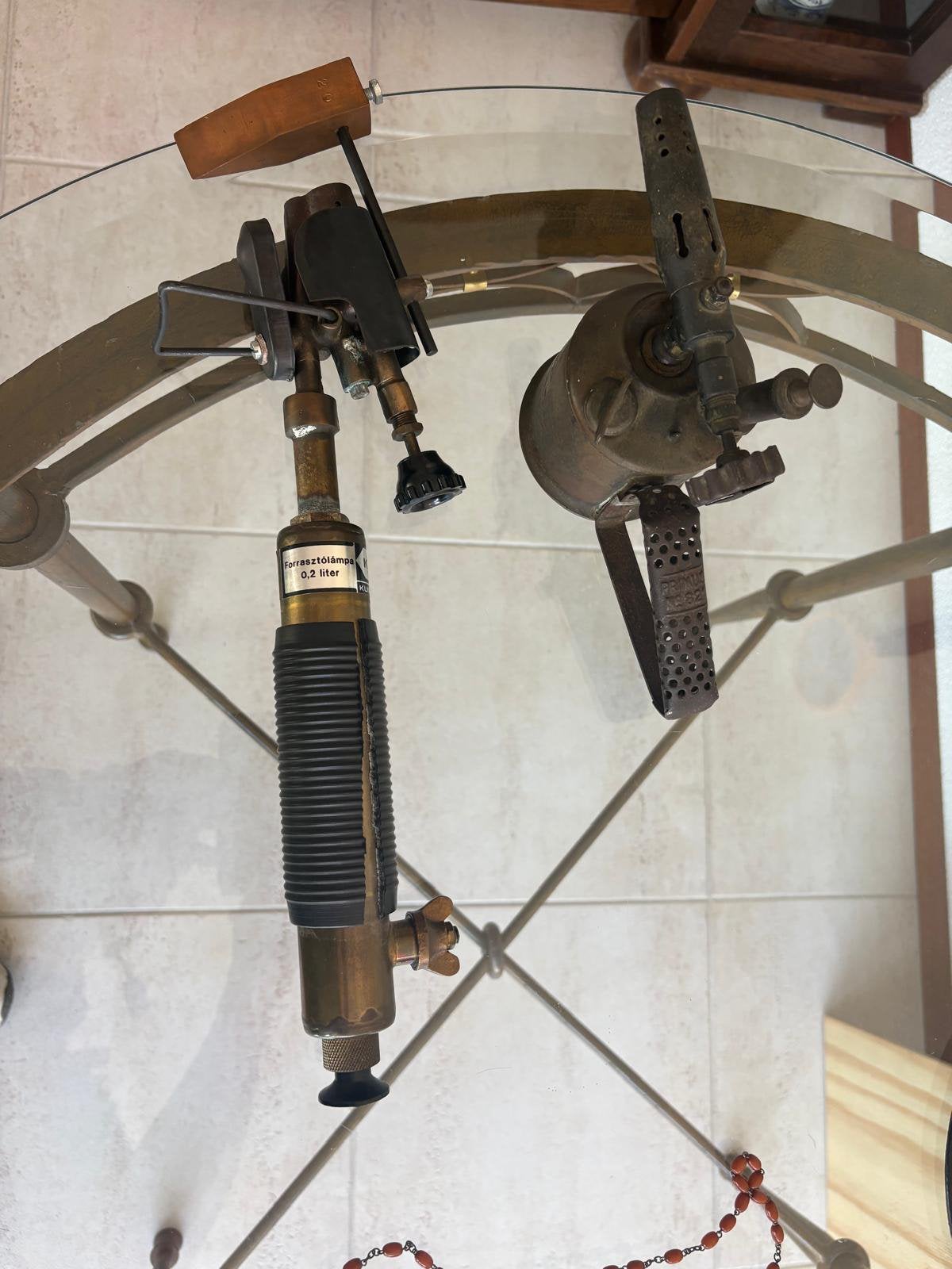 Rechts:een vintage benzinebrandertje, Ophalen