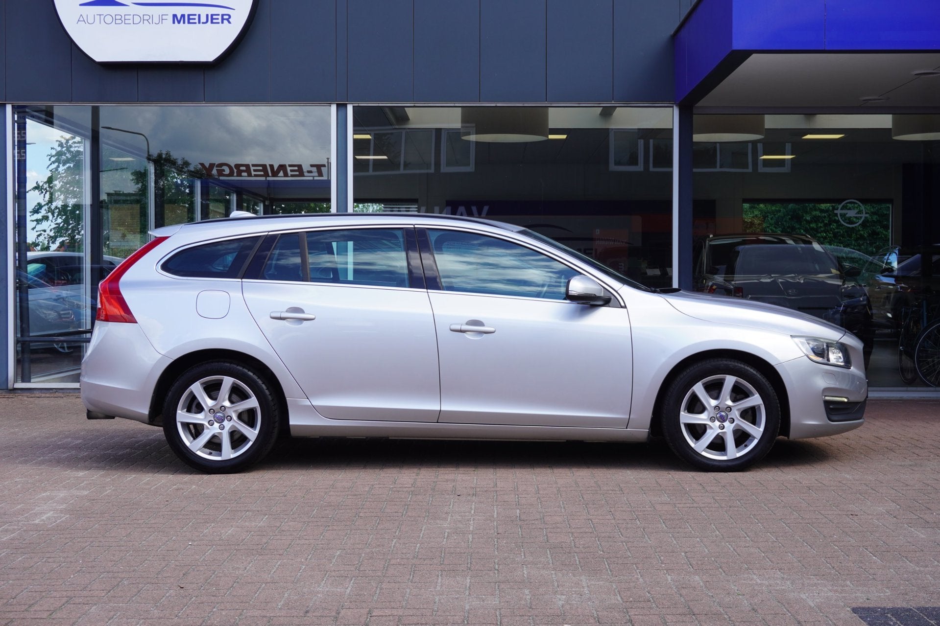 Volvo V60 1.6 T3 Momentum Automaat | Airco | Navigatie | Ele, Stof, Gebruikt, Zwart, 4 cilinders