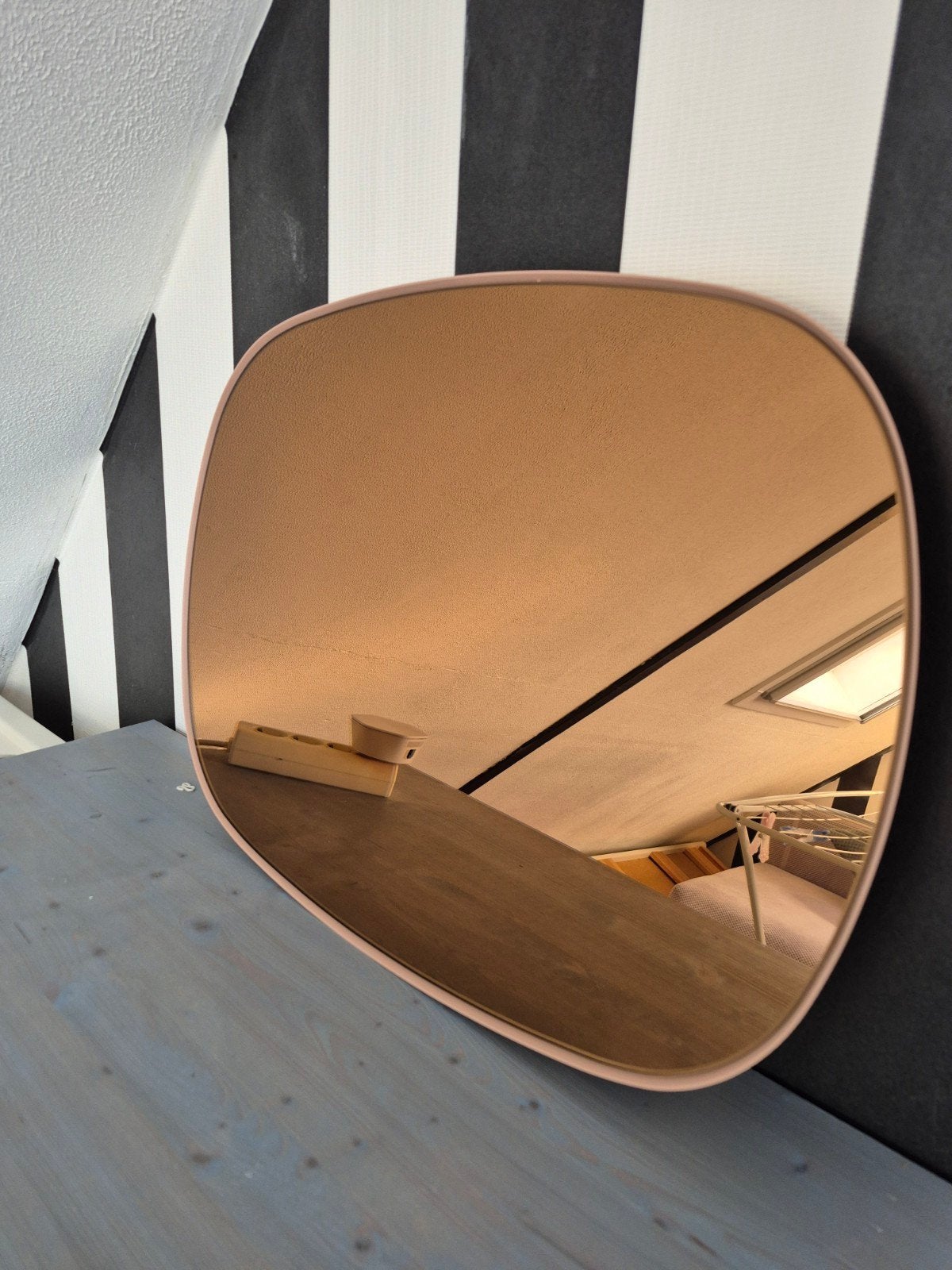Muuto Framed Spiegel , klein , 59 x 44 cm , roze, Ophalen, Minder dan 50 cm, Zo goed als nieuw, Minder dan 100 cm