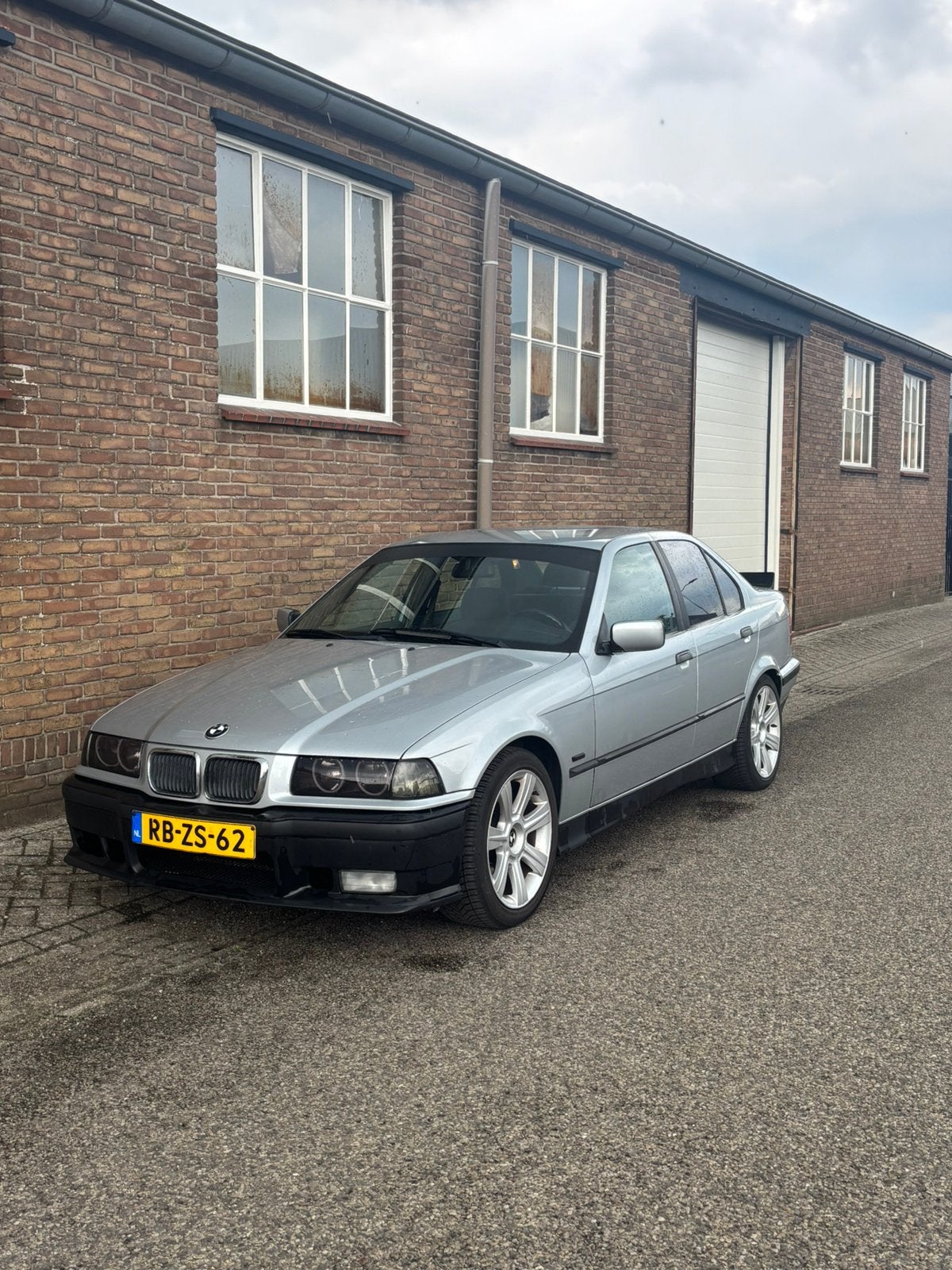 BMW 3-Serie 1.6 I 316 1997 Grijs, 1596 cc, Achterwielaandrijving, 1250 kg, 4 cilinders