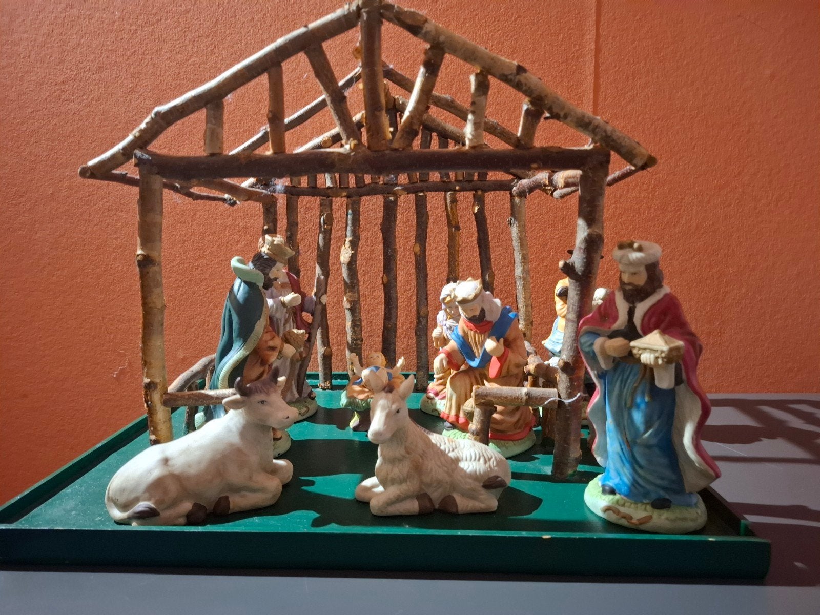 Kerststal met 10 beeldjes en kribbe, Ophalen of Verzenden, Gebruikt, Beeld(je), Christendom | Katholiek