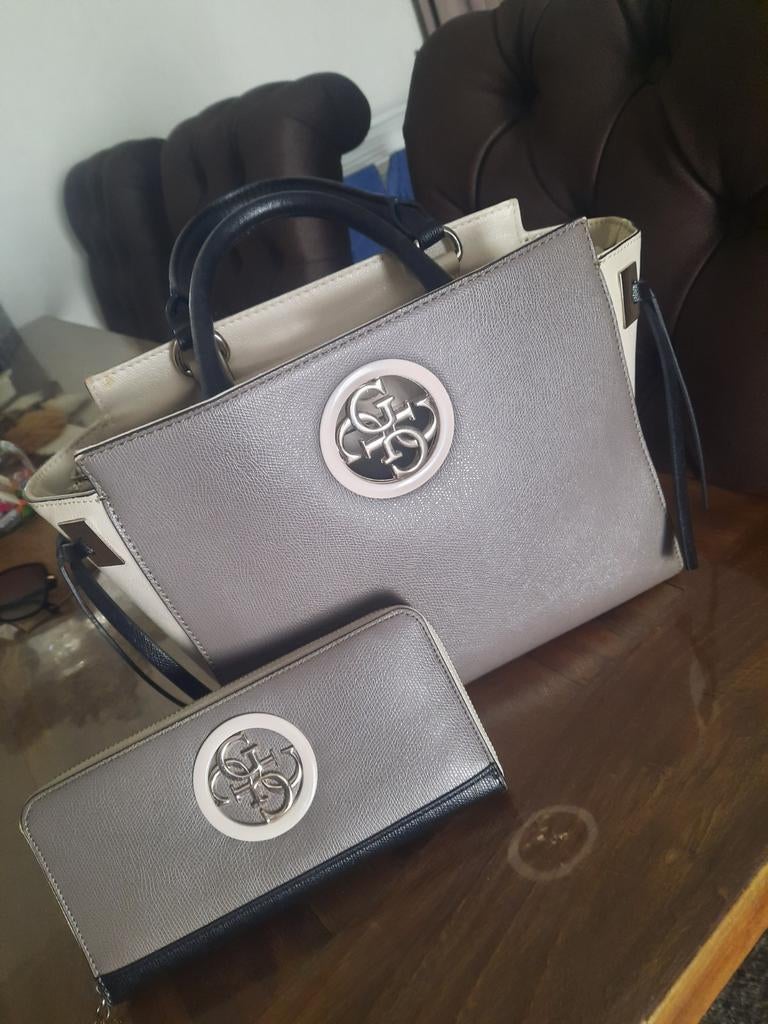 Guess tas met bijpassende portemonnee - Nieuwstaat, Sieraden, Tassen en Uiterlijk, Tassen | Damestassen, Ophalen of Verzenden