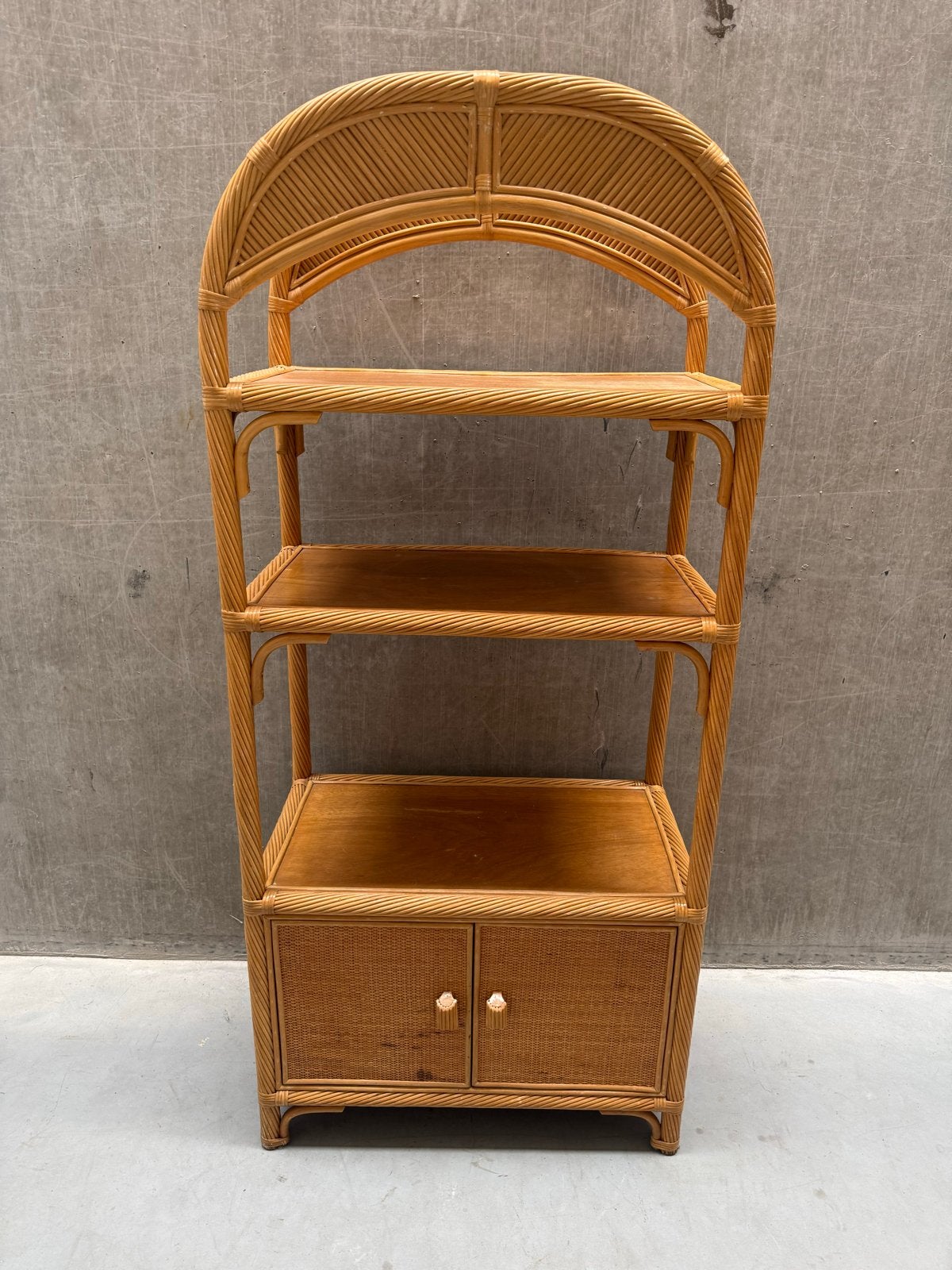 Vintage rotan wandkast met planken en klepdeuren, Ophalen, Zo goed als nieuw, X, X