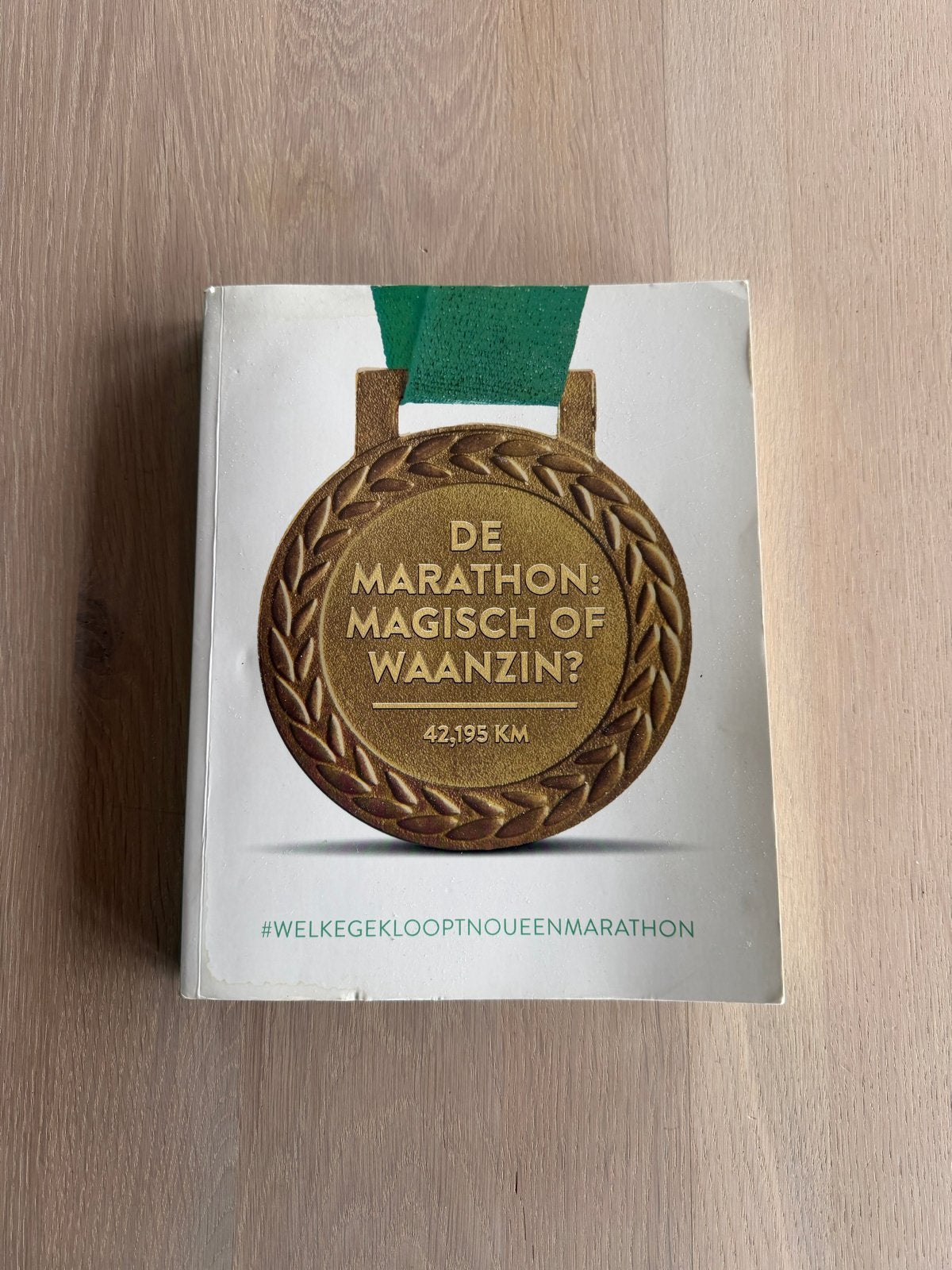 De Marathon: Magisch of Waanzin? - Boek over hardlopen, Ophalen of Verzenden, Gelezen, Lopen en Fietsen