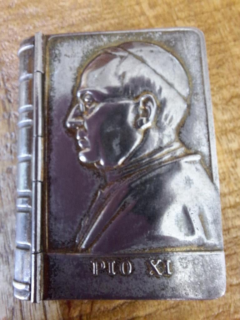 Metalen boekje met paus Pius XI en kruis, Antiek en Kunst, Antiek | Religie, Ophalen of Verzenden