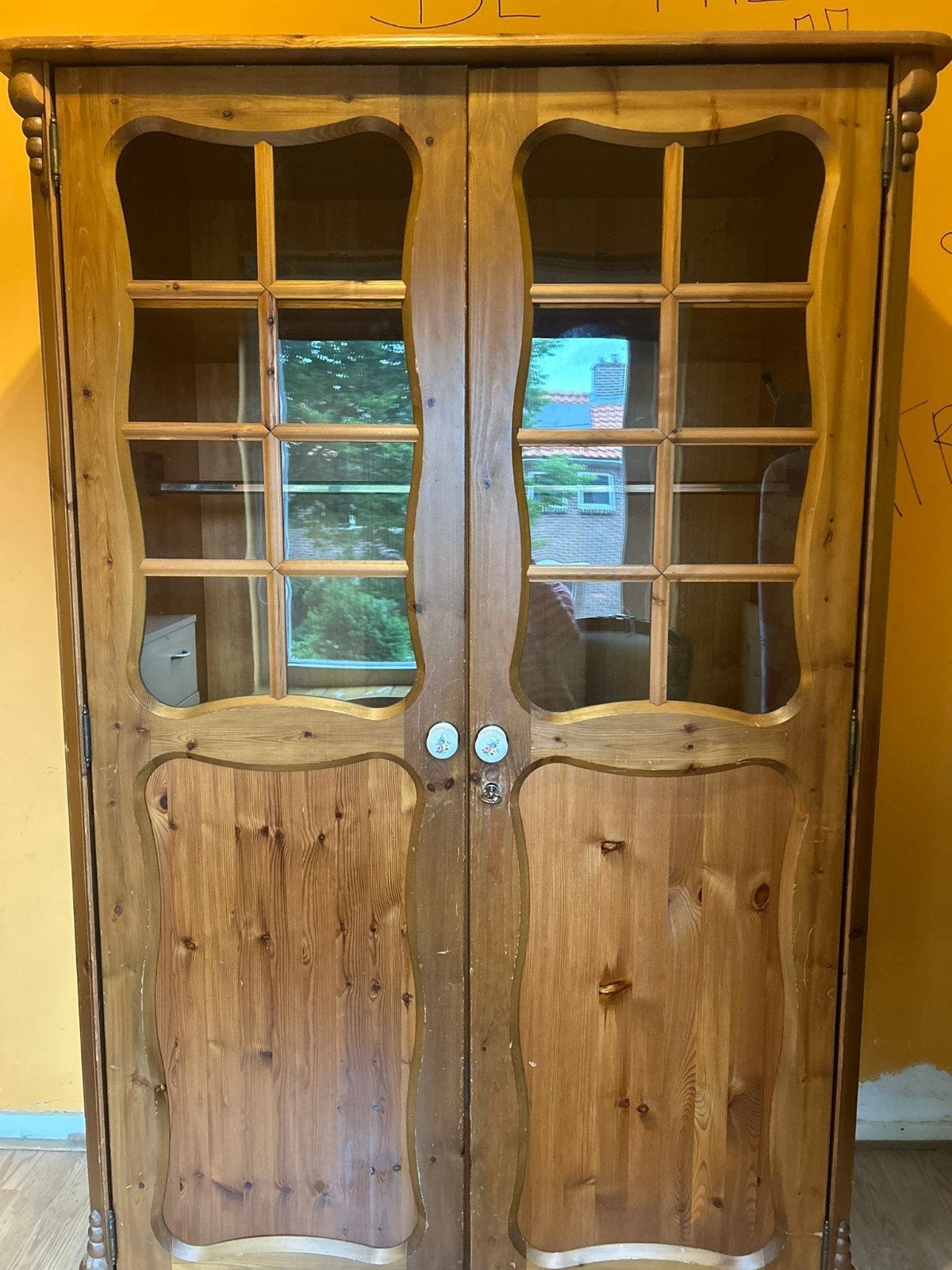GRATIS Houten kledingkast met glazen deuren en bloemknoppen, Ophalen, Met deur(en), Gebruikt, 100 tot 150 cm
