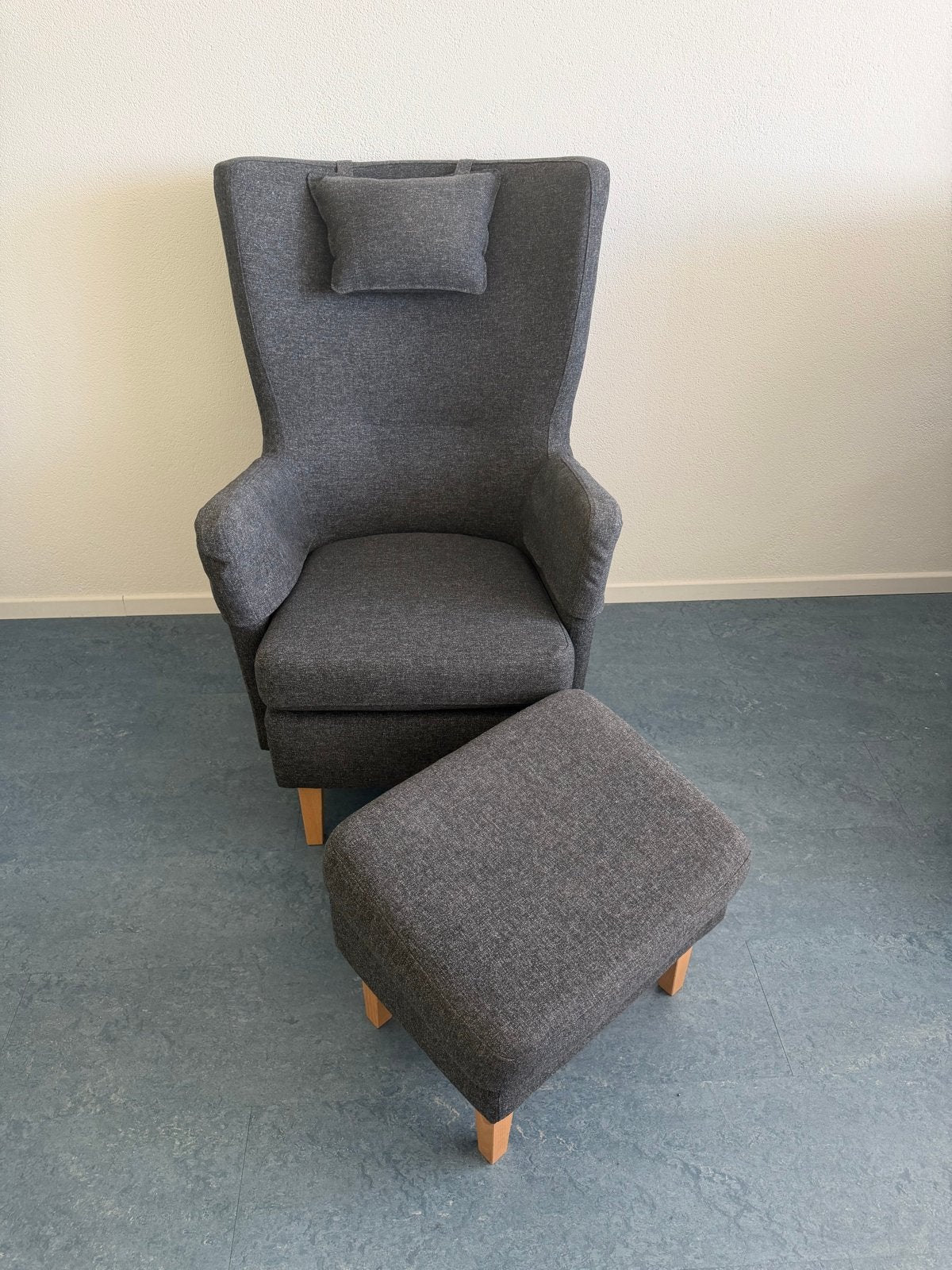 Comfortabele IKEA Fauteuil met Voetenbankje - Donkergrijs, Ophalen, Zo goed als nieuw, Hout, 75 tot 100 cm