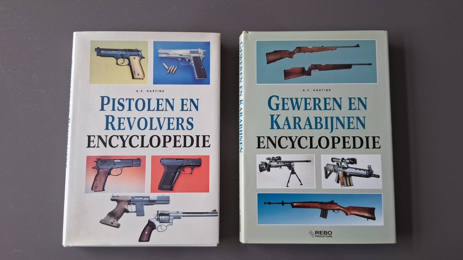 2 boeken: Pistolen & Revolvers en Geweren & Karabijne, Ophalen of Verzenden, Gelezen, A. E. Hartink