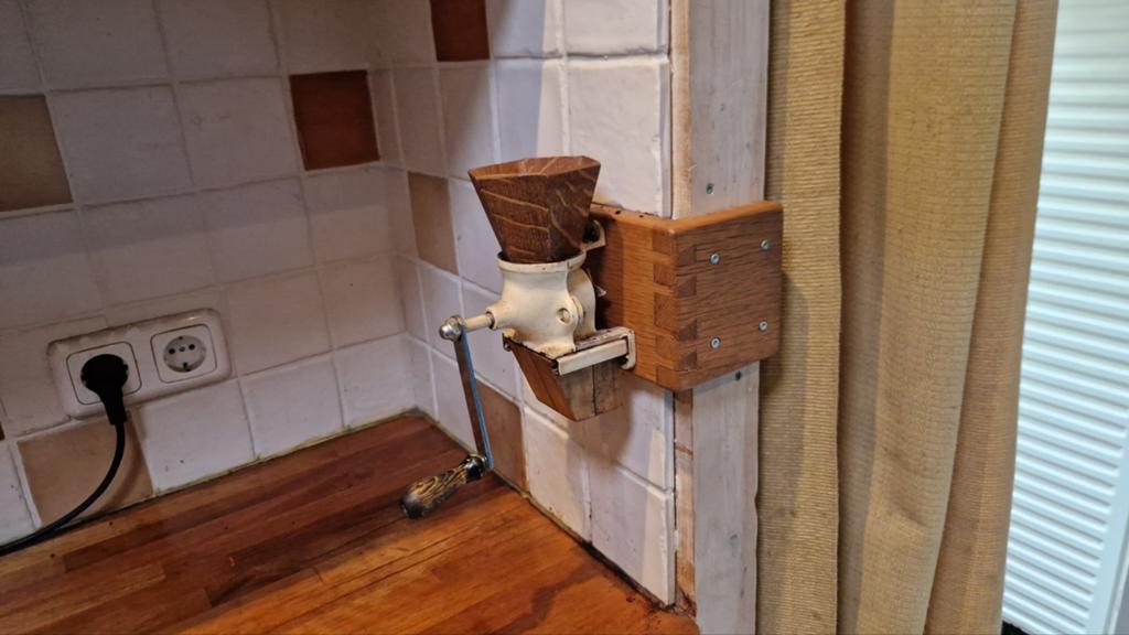 Douwe Egberts Koffiemolen met custom bakje en muurhouder, Ophalen of Verzenden