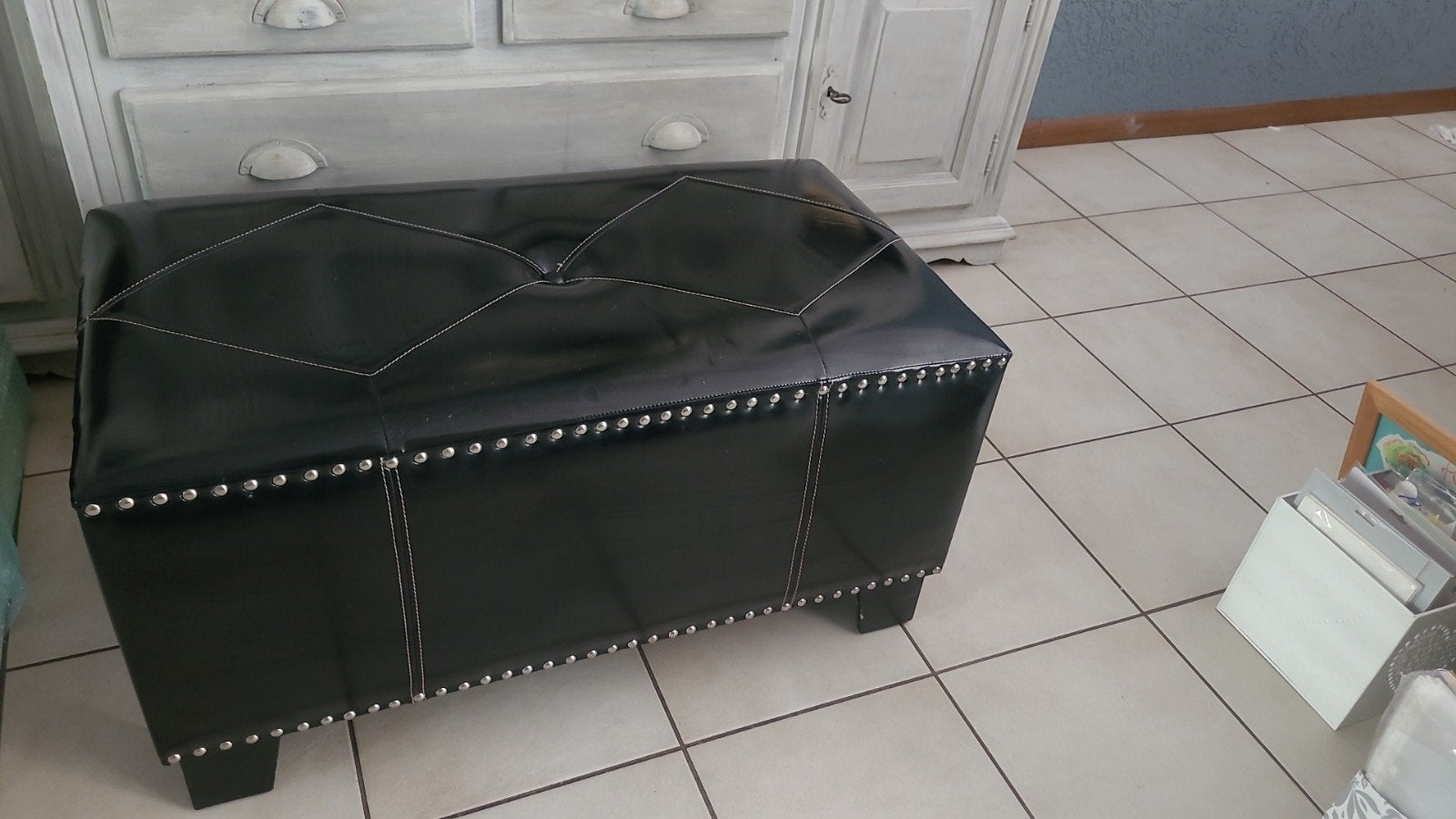 Stoere zwarte lak poef met studs, Ophalen, Leer, 75 tot 100 cm, Zo goed als nieuw