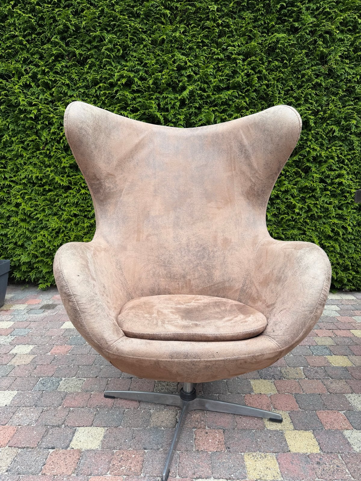Stijlvolle Egg Chair - Bruin Suede Look, Huis en Inrichting, Fauteuils, Ophalen, Gebruikt, Stof, 75 tot 100 cm